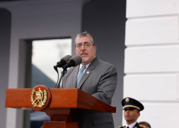 Presidente Arévalo urante la ceremonia oficial por el 154 aniversario de la fundación del Ejército de Guatemala. / Foto: SCSP