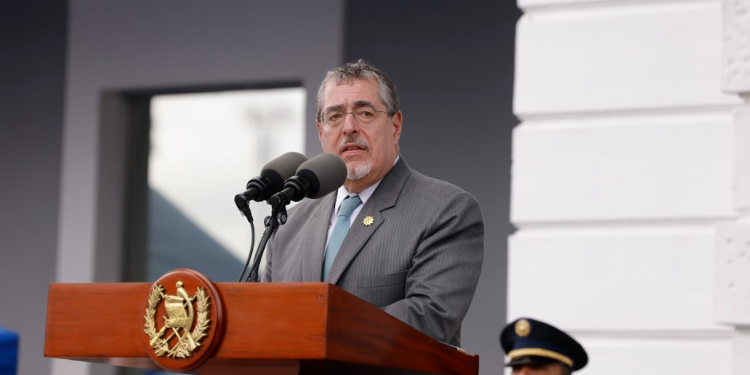 Presidente Arévalo urante la ceremonia oficial por el 154 aniversario de la fundación del Ejército de Guatemala. / Foto: SCSP