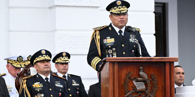 Ministro de la Defensa Henry Saenz en conmemoración del día del Ejército. / Foto: SCSP