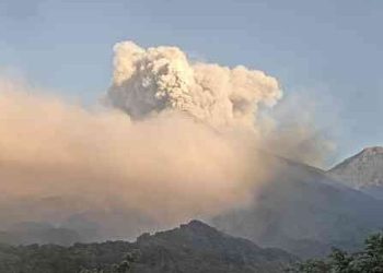 Evacúan a pobladores de Panimaché, Yepocapa, por erupción del volcán de Fuego