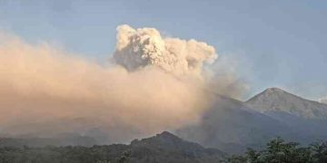 Evacúan a pobladores de Panimaché, Yepocapa, por erupción del volcán de Fuego