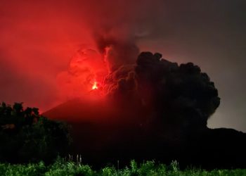 El volcán de Fuego continúa lanzando material volcánico incandescente y ceniza.