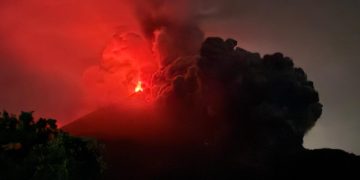 El volcán de Fuego continúa lanzando material volcánico incandescente y ceniza.