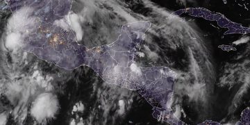 La imagen de satélite muestra el ingreso de humedad que propicia la persistencia de lluvias en el país.