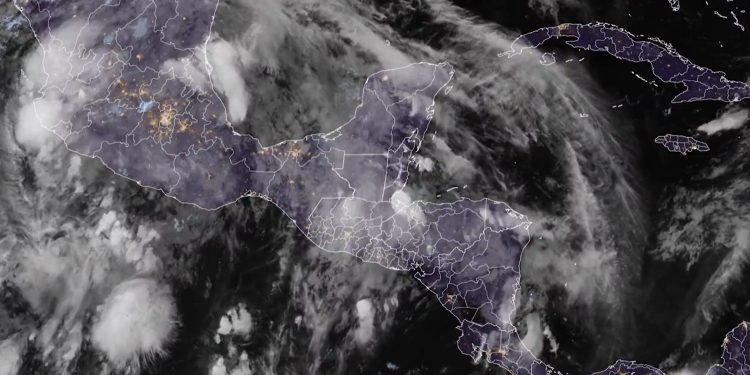 La imagen de satélite muestra el ingreso de humedad que propicia la persistencia de lluvias en el país.