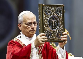 El papa pide en el Ángelus seguir trabajando para llegar a la paz a través del diálogo