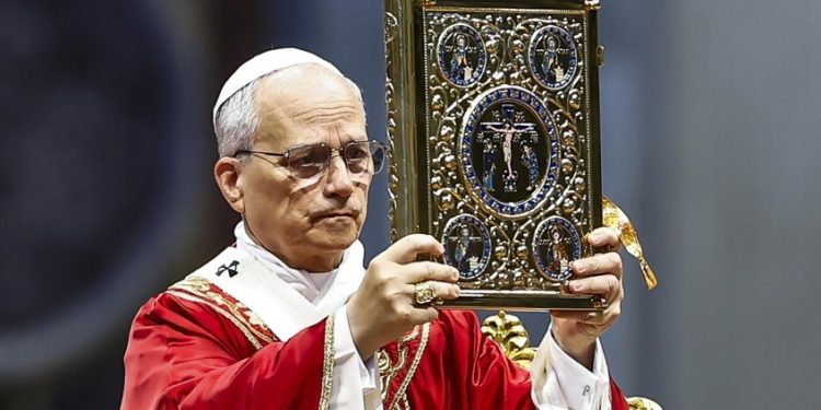 El papa pide en el Ángelus seguir trabajando para llegar a la paz a través del diálogo