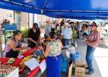 Productores y consumidores se dieron cita en el parque central de San Jacinto, Chiquimula, donde se llevó a cabo la Feria del Agricultor.