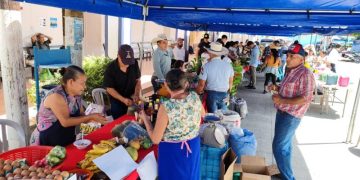 Productores y consumidores se dieron cita en el parque central de San Jacinto, Chiquimula, donde se llevó a cabo la Feria del Agricultor.