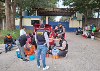 Durante las inspecciones, los agentes verifican las entidades y solvencias de las personas. / Foto: PNC.