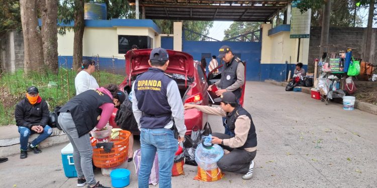 Durante las inspecciones, los agentes verifican las entidades y solvencias de las personas. / Foto: PNC.