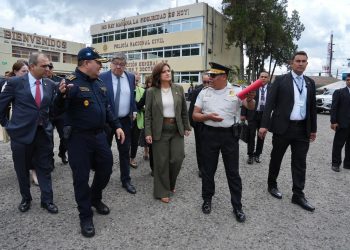 Presidenta en funciones supervisa Academia de la PNC. / Foto: Vicepresidencia de la República.