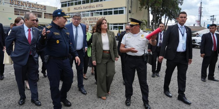 Presidenta en funciones supervisa Academia de la PNC. / Foto: Vicepresidencia de la República.
