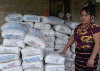 Mano a Mano: Entregan cemento para sustitución de piso de tierra en Huehuetenango y Quiché