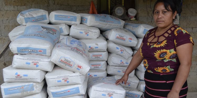 Mano a Mano: Entregan cemento para sustitución de piso de tierra en Huehuetenango y Quiché