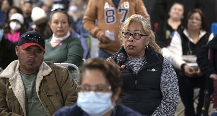 El idioma que más se habla en Estados Unidos aparte del inglés es el español.