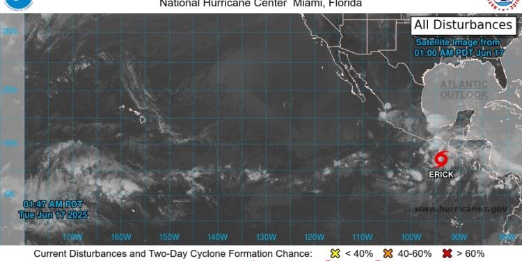La imagen de satélite del Centro Nacional de Huracanes de EE. UU. muestra el avance de la tormenta tropical Érick