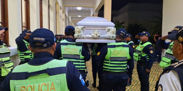 Presidente emite sus condolencias por la muerte del agente David Marroquín. / Foto: Mingob.