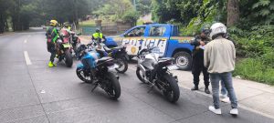 Agente de tránsito herido en operativo contra carreras clandestinas en Santa Lucía Milpas Altas. / Foto: PNC.