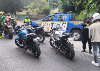 Agente de tránsito herido en operativo contra carreras clandestinas en Santa Lucía Milpas Altas. / Foto: PNC.