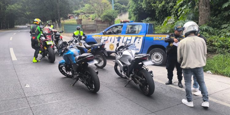 Agente de tránsito herido en operativo contra carreras clandestinas en Santa Lucía Milpas Altas. / Foto: PNC.