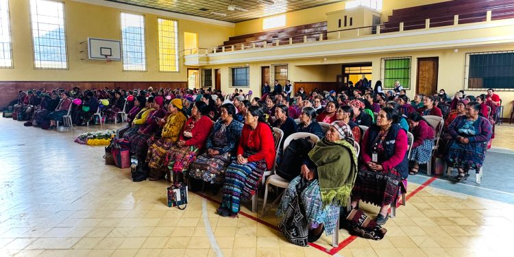 Entrega de estipendio a comadronas del municipio de Totonicapán según Acuerdo 4-2025