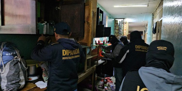 Esta es la segunda ocasión en el mes que las fuerzas de seguridad intervienen los sectores donde se alojan integrantes del grupo conocido como los paisas. / Foto: PNC