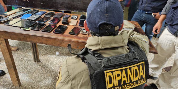 La operación contó con la participación de agentes de distintas comisarías y unidades especializadas de la PNC. / Foto: PNC