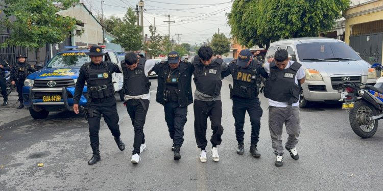 Una intensa operación policial se desarrolló en la zona 7 capitalina luego de que agentes de la PNC detectaran a presuntos sicarios de la MS en actitud sospechosa. / Foto: PNC