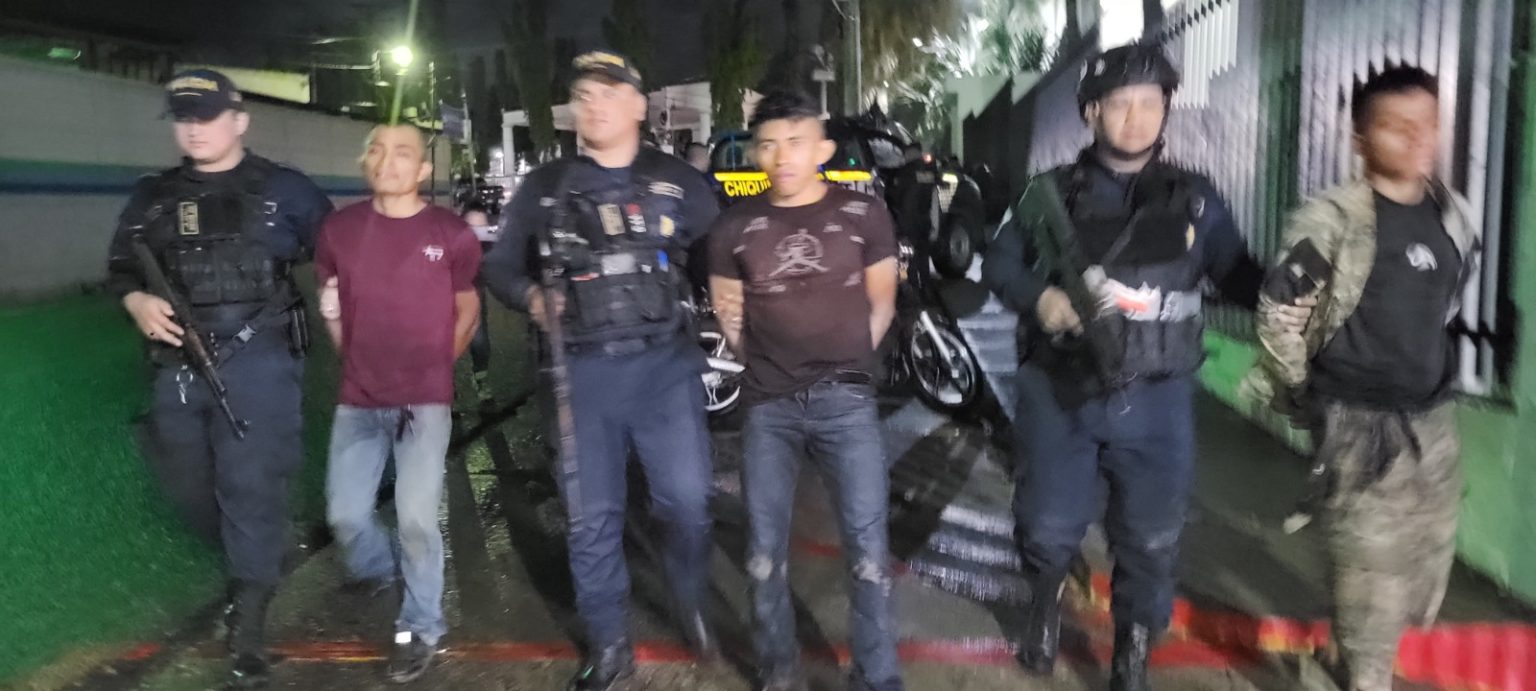 Los detenidos, identificados como Santos N y José N, ambos de 23 años, y Gregorio N, de 33, son primos y se encontraban huyendo. / Foto: PNC