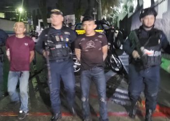 Los detenidos, identificados como Santos N y José N, ambos de 23 años, y Gregorio N, de 33, son primos y se encontraban huyendo. / Foto: PNC