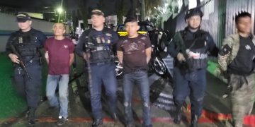 Los detenidos, identificados como Santos N y José N, ambos de 23 años, y Gregorio N, de 33, son primos y se encontraban huyendo. / Foto: PNC