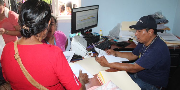 Madres firman cartas de corresponsabilidad para acceder al Bono Social en Jocotán y Camotán