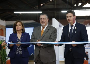 El presidente Arévalo, junto a la vicepresidenta Karin Herrera y el director del IGM, Danilo Rivera, inauguran el Centro de Atención a Retornados.