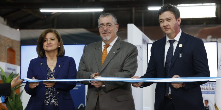 El presidente Arévalo, junto a la vicepresidenta Karin Herrera y el director del IGM, Danilo Rivera, inauguran el Centro de Atención a Retornados.