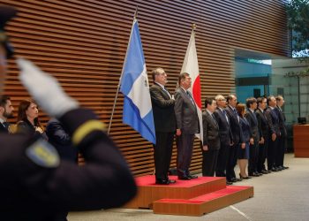 El presidente Bernardo Arévalo, de Guatemala y el primer ministro Ishiba, de Japón, durante ceremonia protocolaria previa a la reunión bilateral.