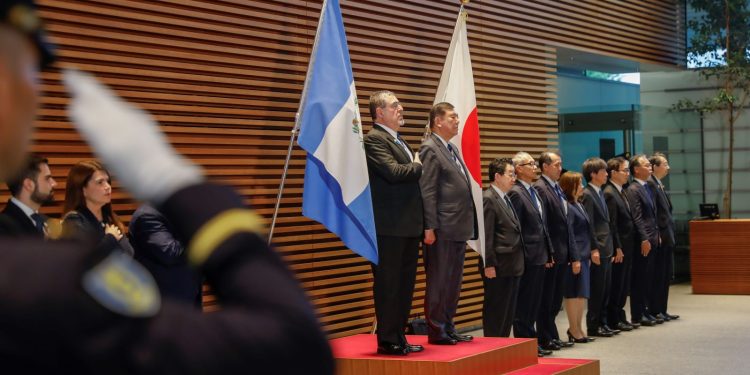 El presidente Bernardo Arévalo, de Guatemala y el primer ministro Ishiba, de Japón, durante ceremonia protocolaria previa a la reunión bilateral.