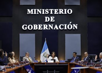 La presidenta en funciones, Karin Herrera, supervisó las instalaciones del ministerio de Gobernación.