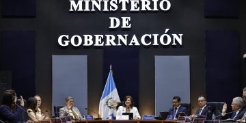 La presidenta en funciones, Karin Herrera, supervisó las instalaciones del ministerio de Gobernación.