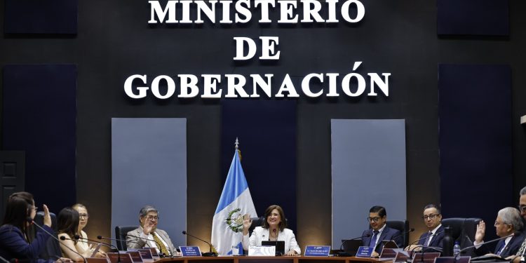 La presidenta en funciones, Karin Herrera, supervisó las instalaciones del ministerio de Gobernación.