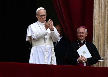 El papa León XIV se dirige a los feligreses reunidos en la plaza de San Pedro este domingo.