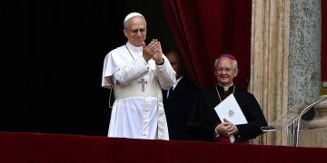 El papa León XIV se dirige a los feligreses reunidos en la plaza de San Pedro este domingo.
