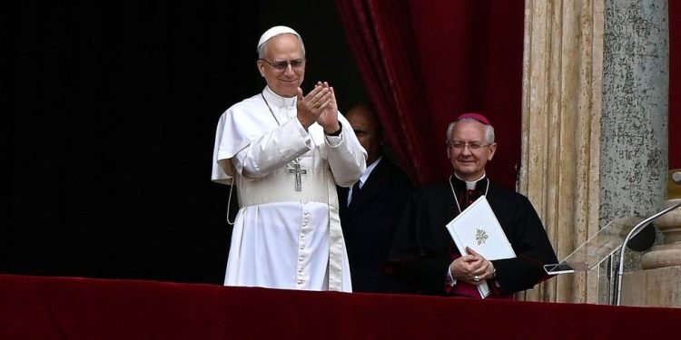 El papa León XIV se dirige a los feligreses reunidos en la plaza de San Pedro este domingo.