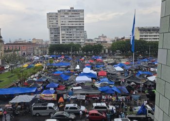 Un grupo de maestros que permanece en los alrededores del Palacio Nacional se resiste a acatar amparo a favor del Ministerio de Educación.