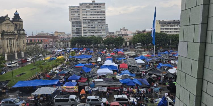 Un grupo de maestros que permanece en los alrededores del Palacio Nacional se resiste a acatar amparo a favor del Ministerio de Educación.