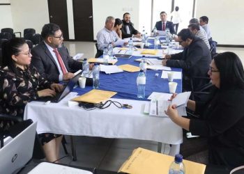 Integrantes de la Mesa Técnica del CIV revisas expedientes de obras inconclusas.