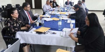 Integrantes de la Mesa Técnica del CIV revisas expedientes de obras inconclusas.