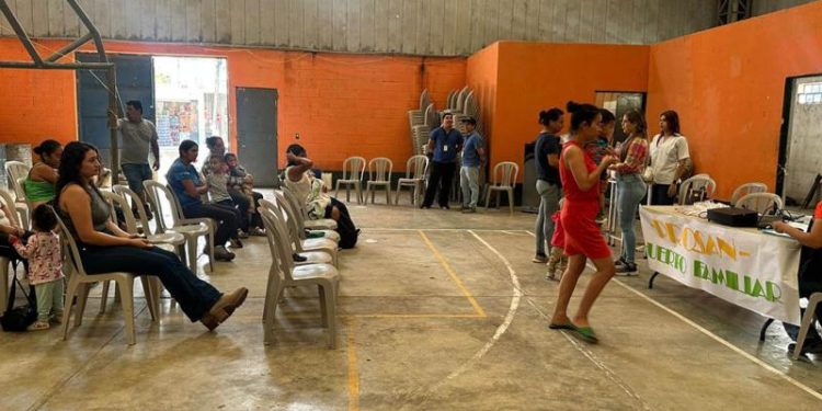 Capacitan a madres de familia en huertos familiares