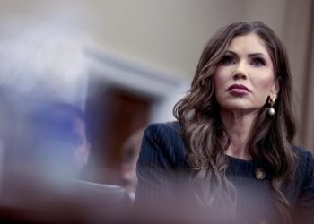 Kristi Noem, secretaria de Seguridad Interna de EE. UU. ordenó a las agencias de inmigración redoblar essfuerzos para identificar a quienes permanecen en ese país con visas vencidas.