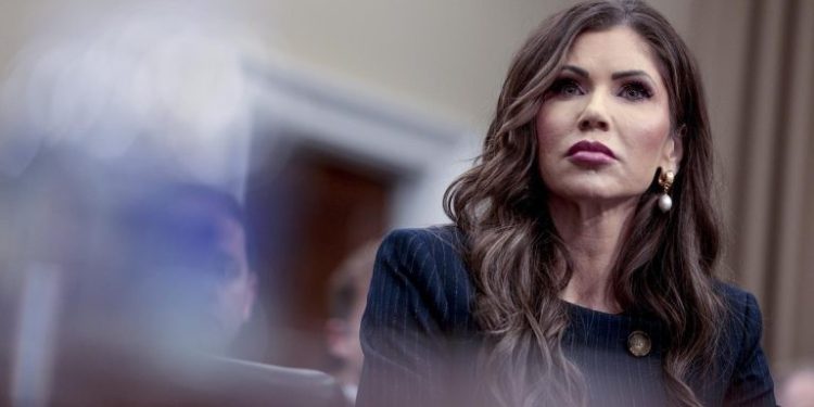 Kristi Noem, secretaria de Seguridad Interna de EE. UU. ordenó a las agencias de inmigración redoblar essfuerzos para identificar a quienes permanecen en ese país con visas vencidas.